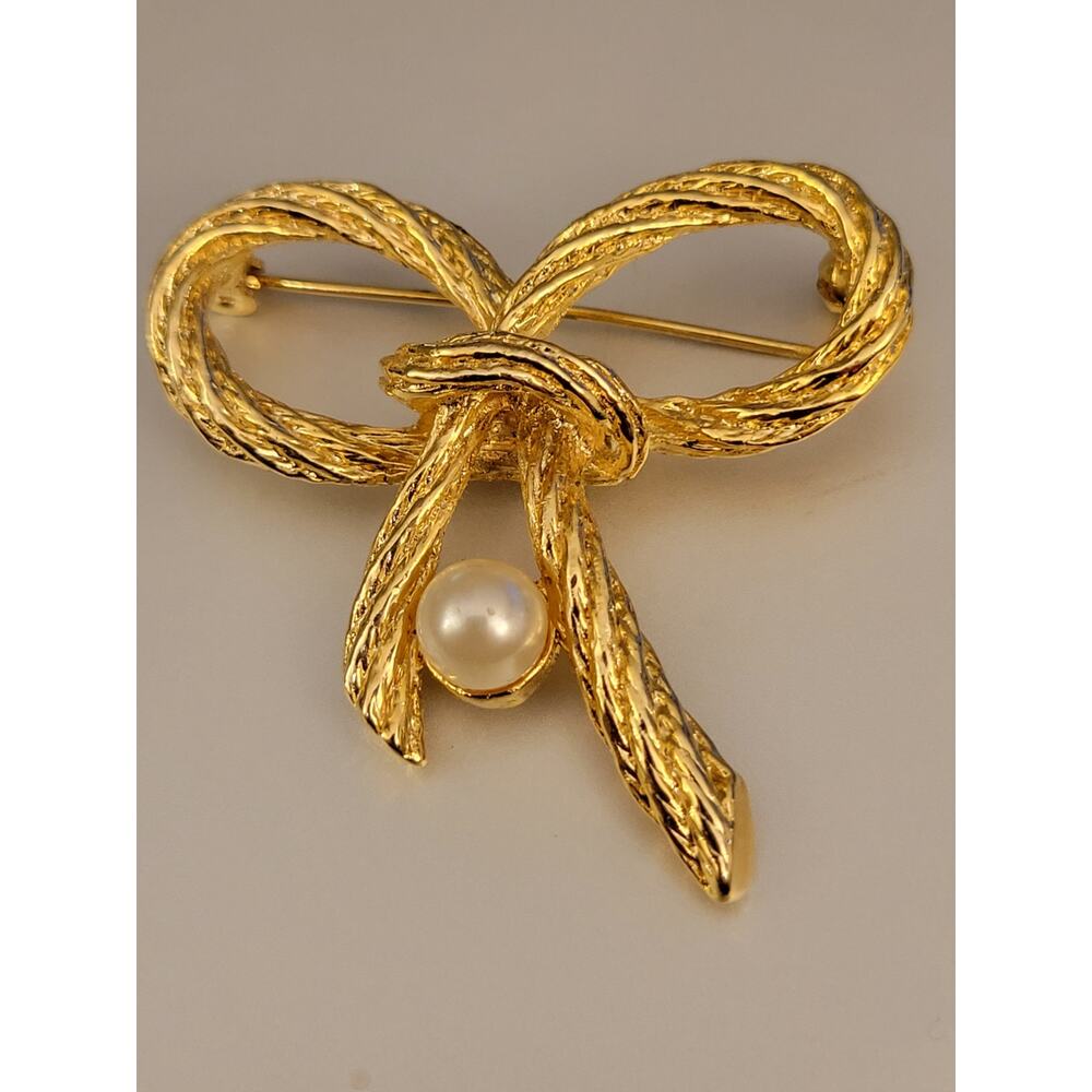 Vintage AAi Gold Tone Pearl Bow Brooch/ Pin